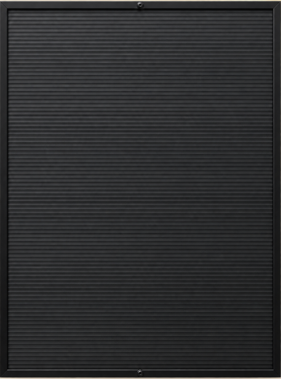 Toimitettu Fullblack-keräimen etukuva, jossa näkyvät mustat vaakasuuntaiset absorptiorivat ja musta kehys.