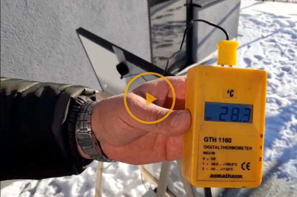 Alkuperäinen kokeen kuvakaappaus: lämpömittari näyttää 28.3°C lumessa olevan keräimen vieressä. Toistosymboli on osa tätä pysäytyskuvaa.